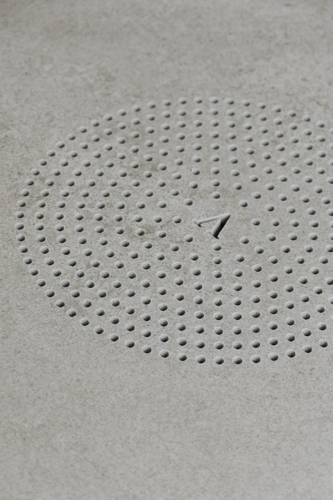 A waterjet grill for an integrated speaker in porcelain